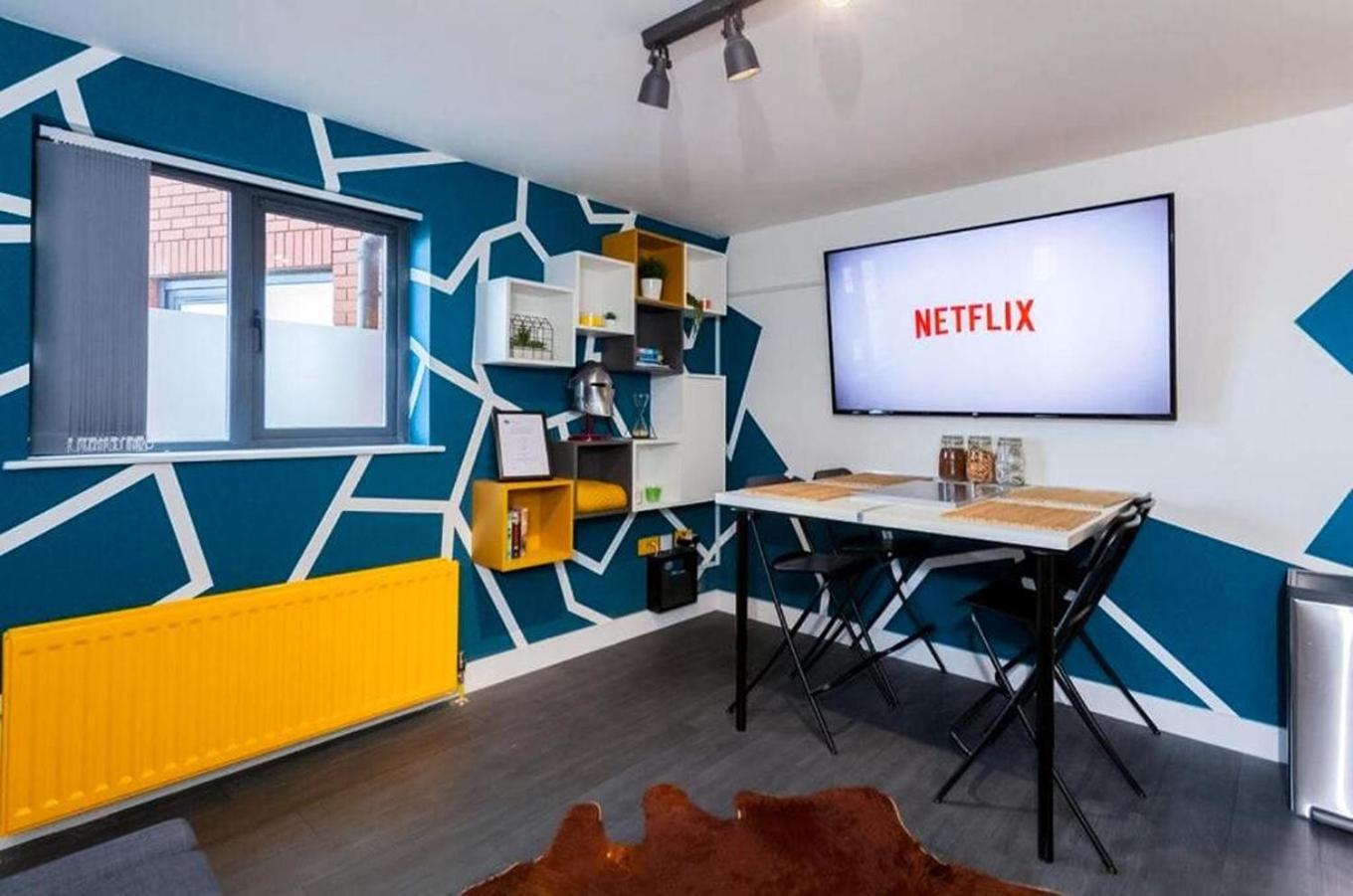 Funky City Apartment - Secure Parking - Wifi - Sleeps 6 - No Parties Belfast Exterior foto